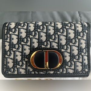 DIOR 2-IN-1 30 MONTAIGNE POUCH SOLD to another app